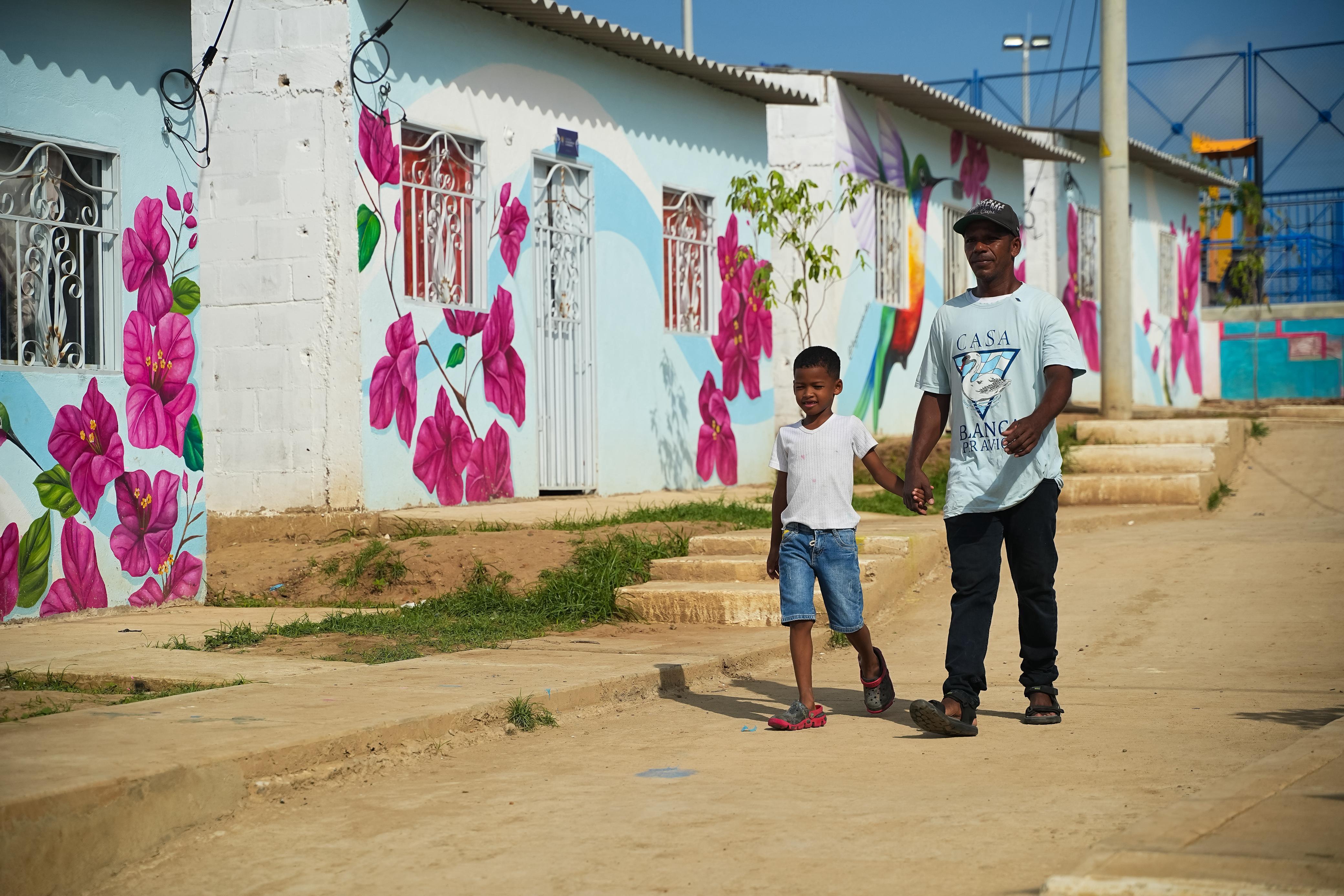 Entrega de viviendas nuevas en Villa Arana, San Cristóbal
