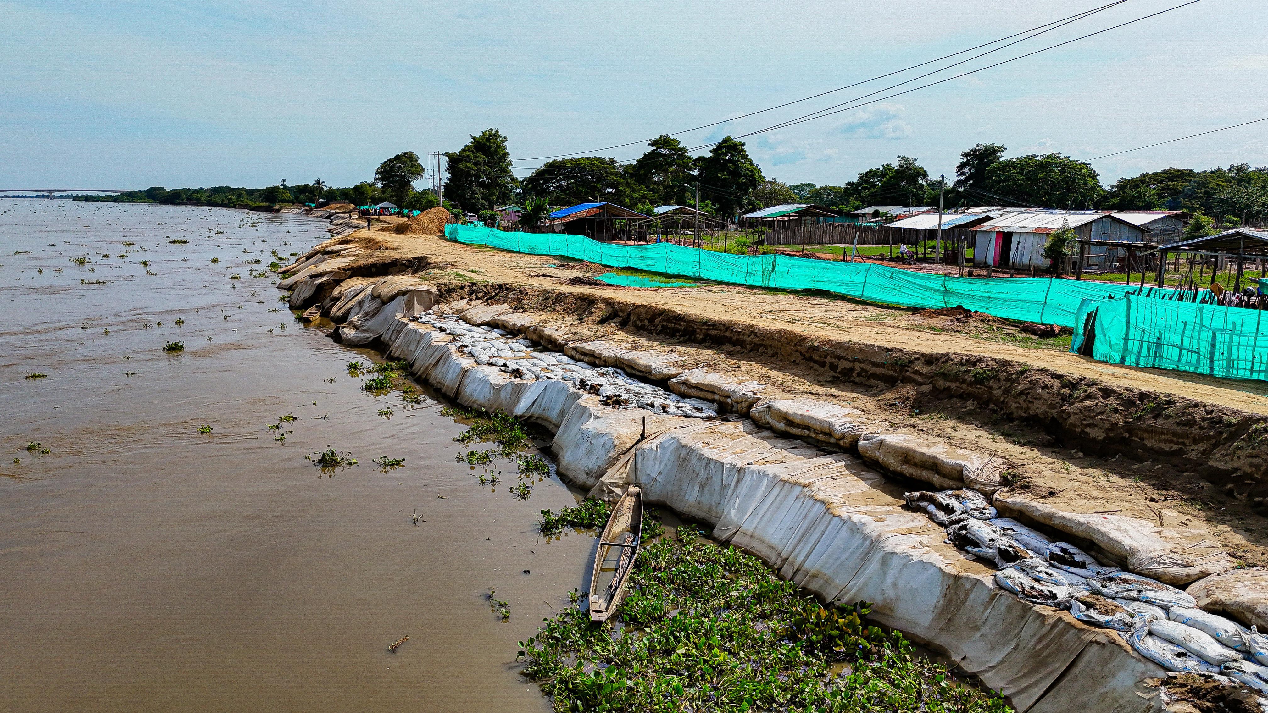 Obras para reducir riesgos por erosión del río Magdalena