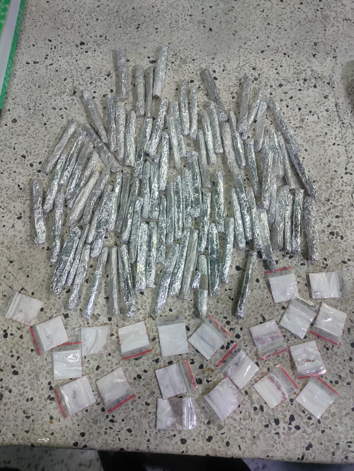 Al momento de la detención les incautaron 30 dosis de cocaína y 80 cigarrillos de marihuana.