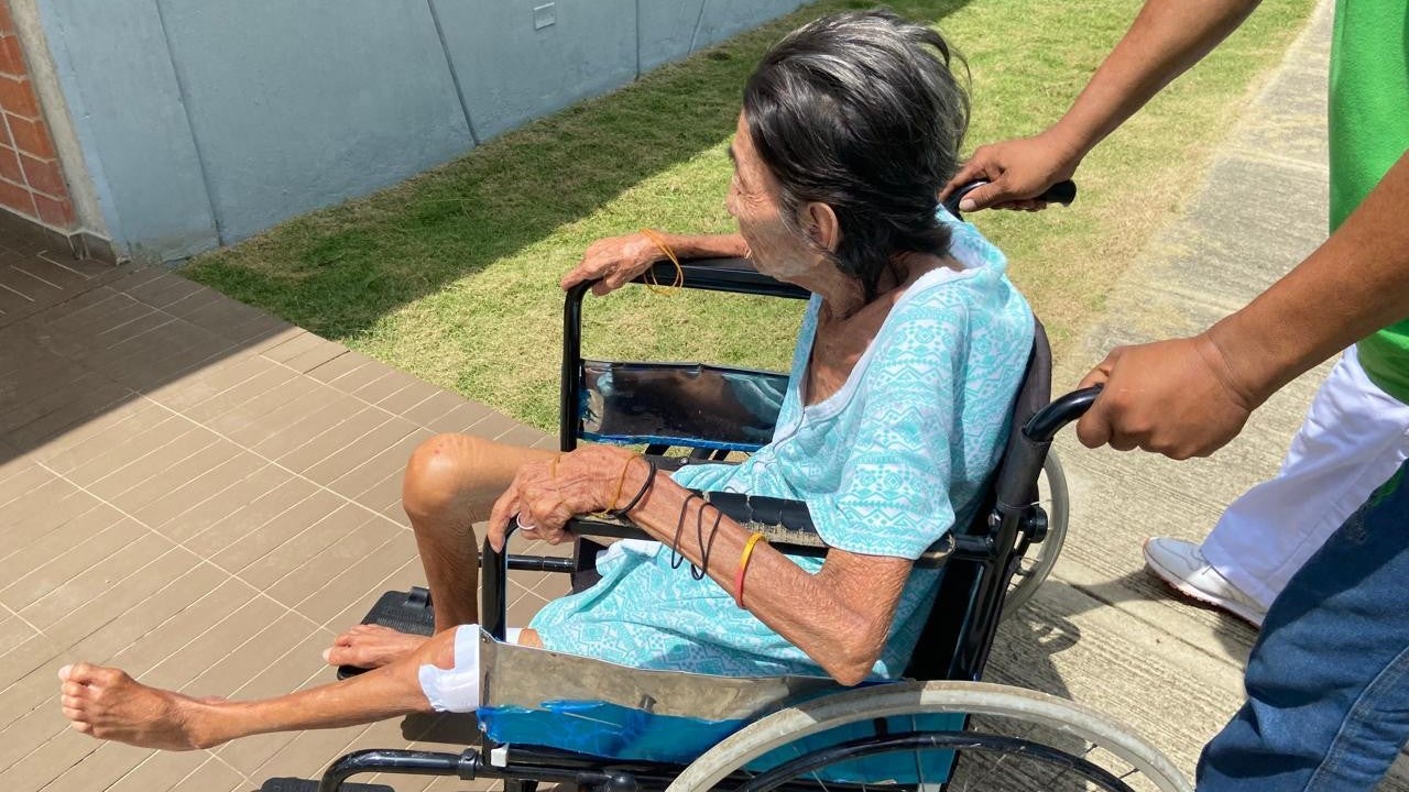 autoridades intervienen en caso de abandono de una adulta mayor en el barrio La María