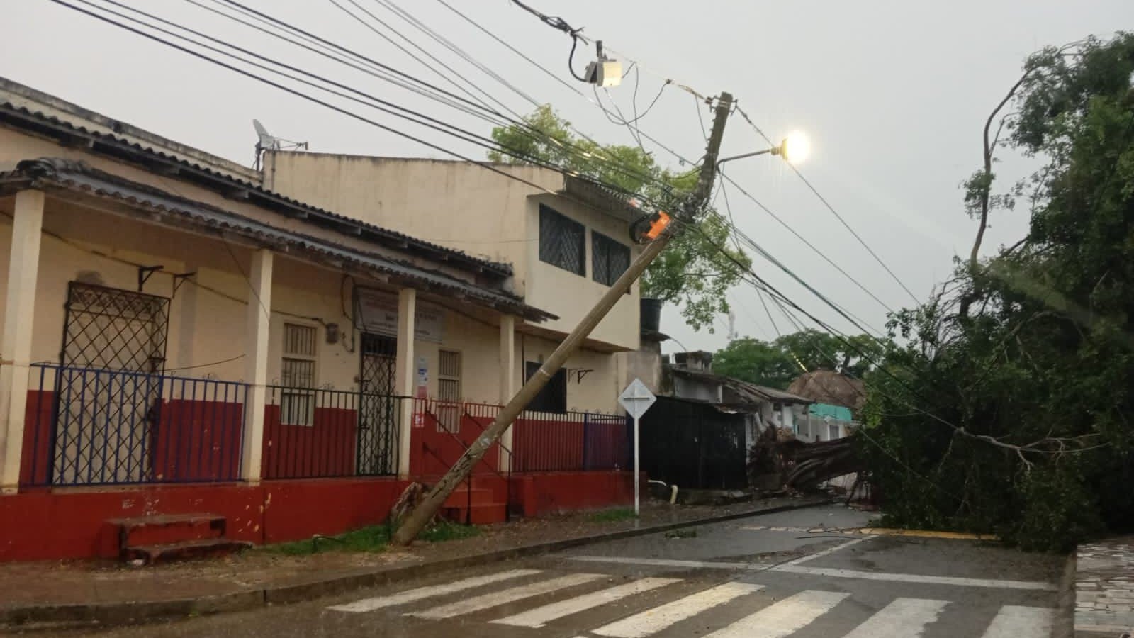 Fuertes vientos y lluvias en Bolívar causaron cerca de 450 daños en la red eléctrica