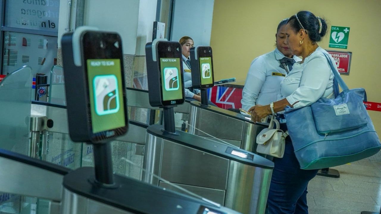 Aeropuerto de Cartagena inaugura tecnología que reduce el 40% del tiempo de ingreso de pasajeros