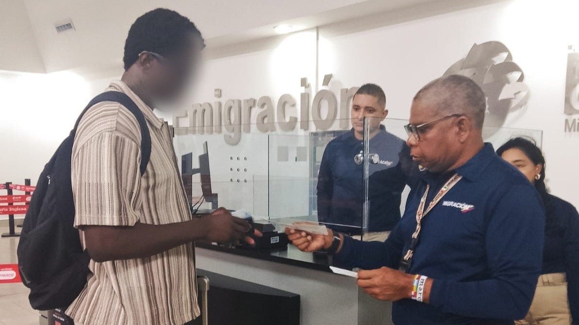 Migración Colombia expulsa de Cartagena a ciudadano estadounidense con historial criminal