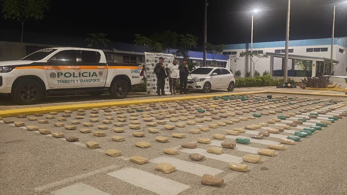 En vías de Bolívar interceptaron un vehículo con más de 300 paquetes de marihuana que venían del Cauca