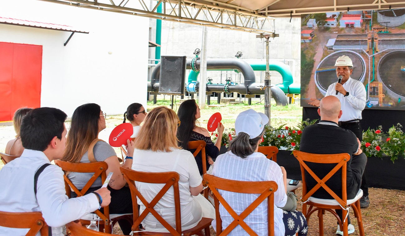 Los participantes pudieron observar cada etapa del tratamiento de aguas residuales operado por Veolia