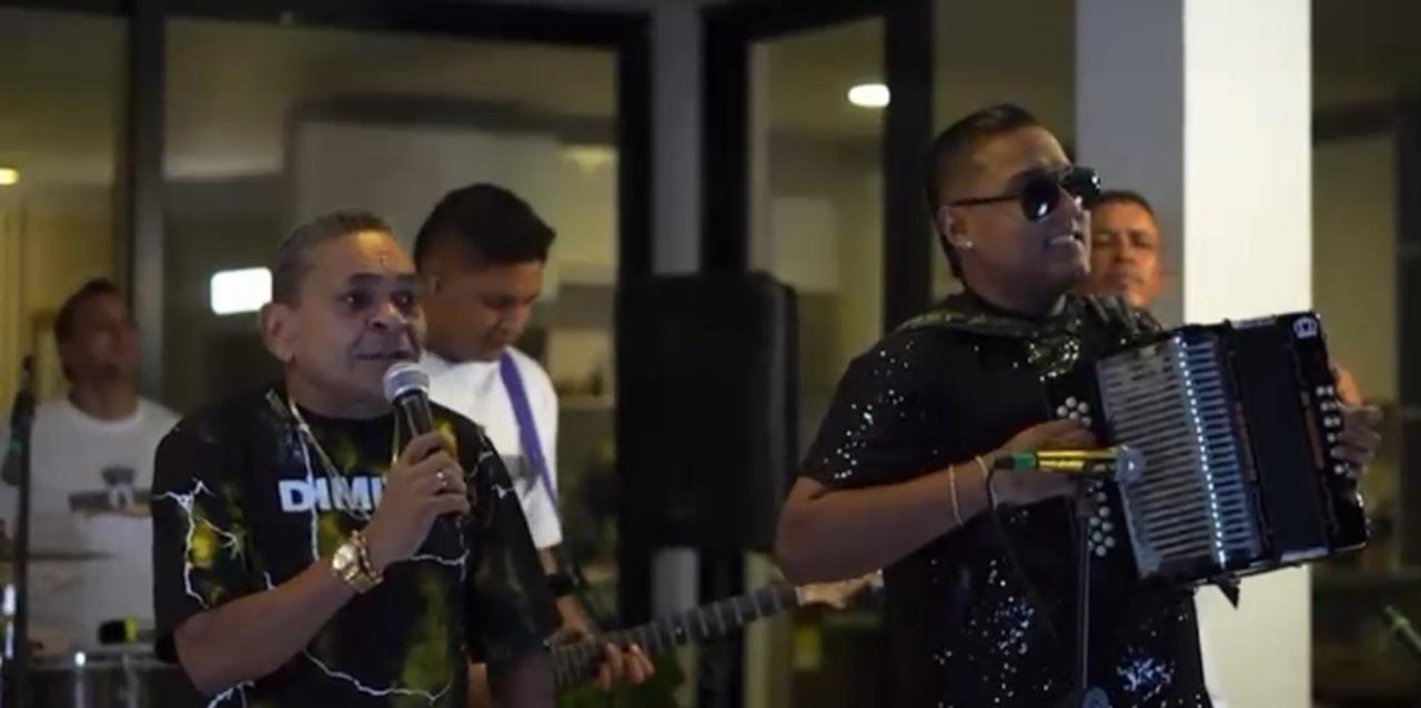 Mane Díaz y su acordeonero, Danni Salazar.