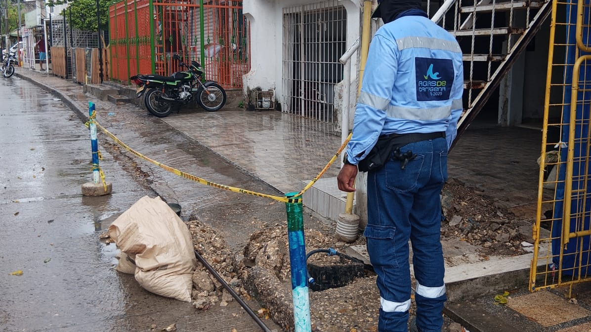Aguas de Cartagena encuentra dos nuevas conexiones ilegales en un club nocturno y un lavadero