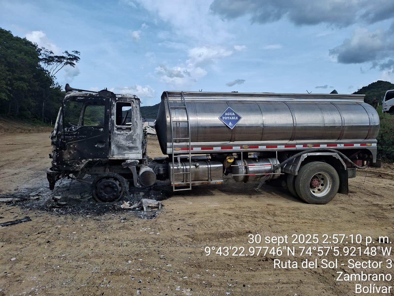 Maquinaria incendiada en Ruta del Sol 3