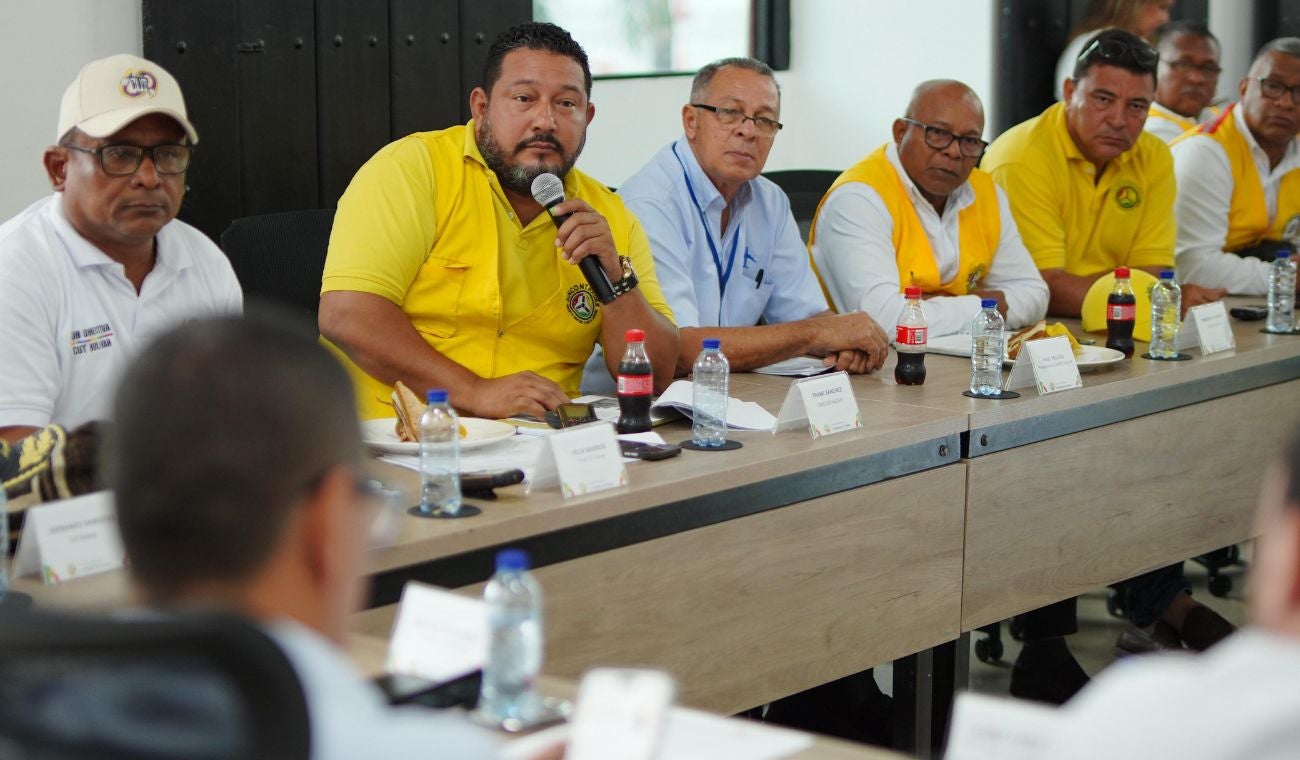 Reunión de las autoridades con el gremio de taxistas