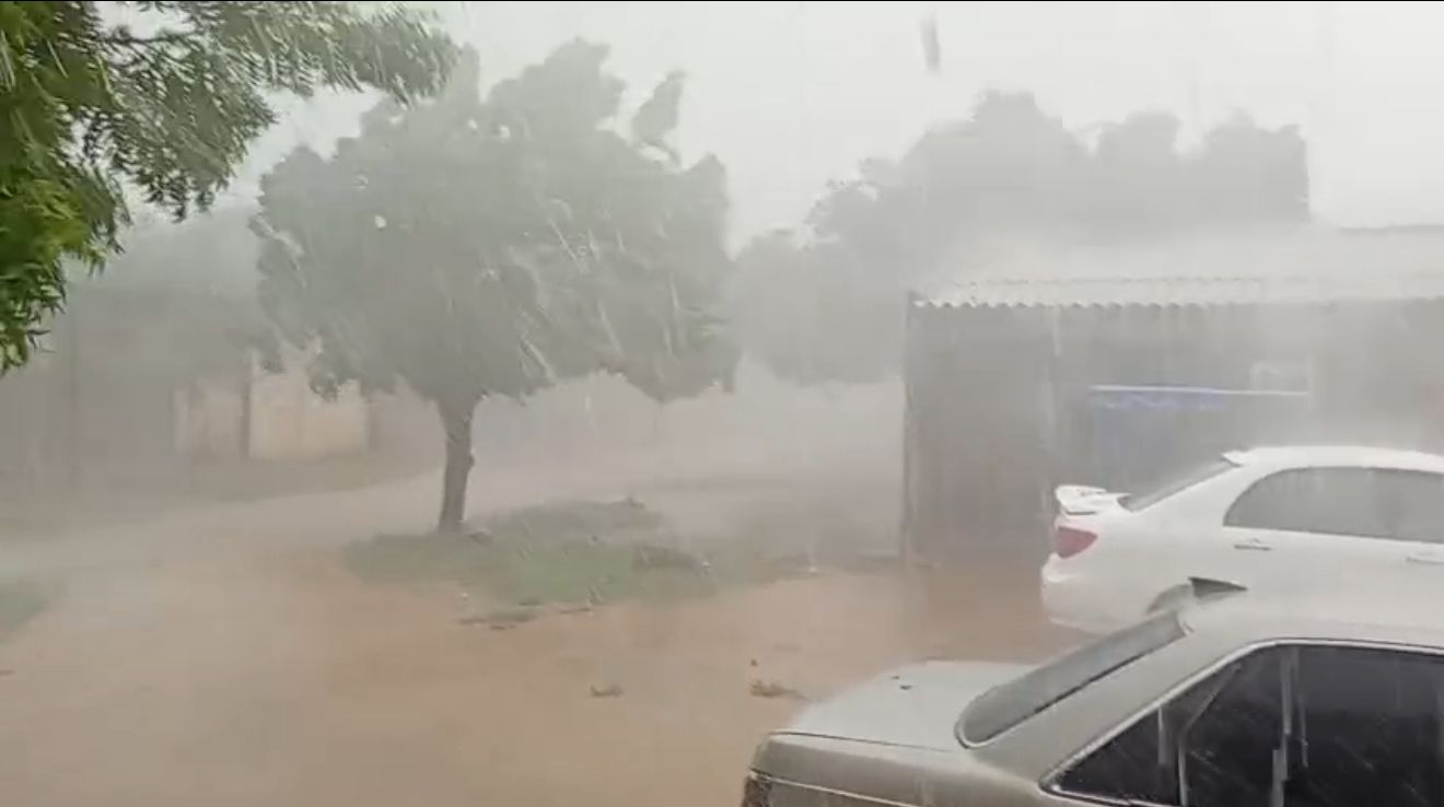 Lluvias con vientos fuertes.