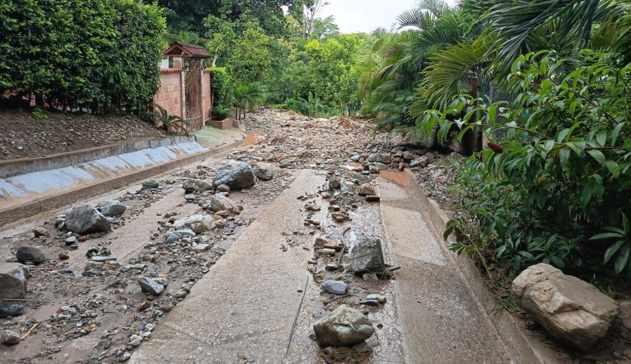 El desbordamiento del arroyo mantiene incomunicado la zona, donde los habitantes esperan atención urgente de las autoridades.