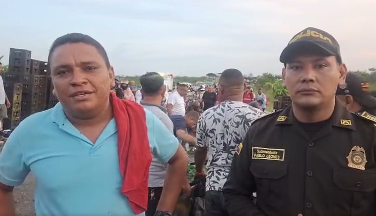 Vecinos ayudan tras el accidente del camión cervecero en Arjona, Bolívar.