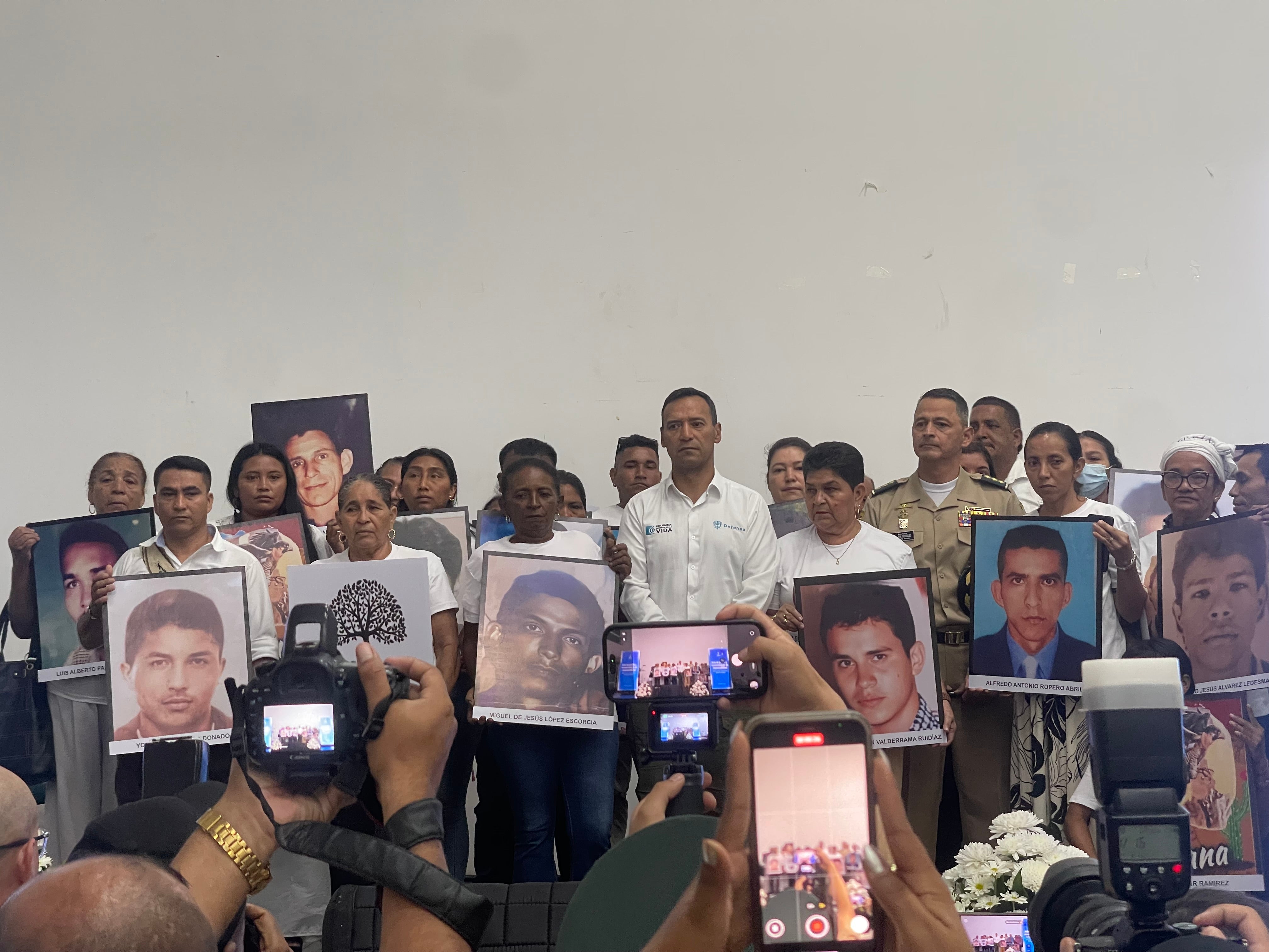 Familias indígenas y campesinas recibieron el perdón oficial por estos crímenes.