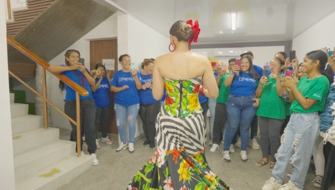 Reclusas confeccionan vestido