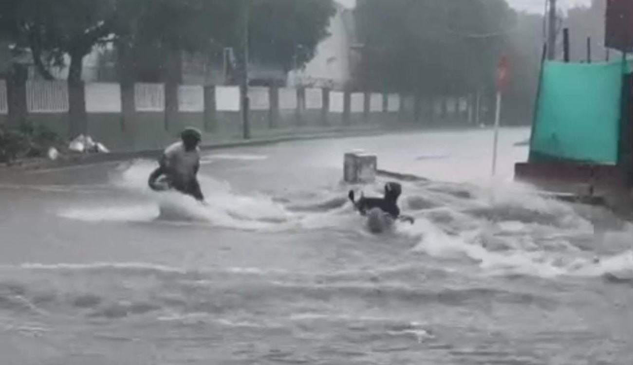 Motociclista se salva tras ser arrastrado por arroyo en Barranquilla