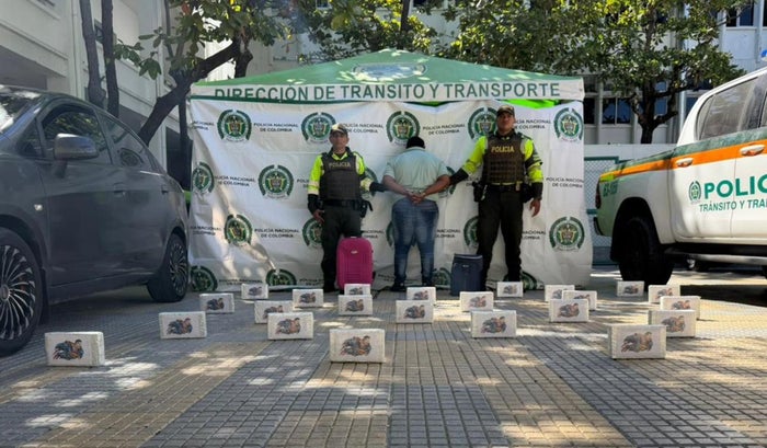 Policía incauta 26.000 dosis de cocaína en vía de acceso a Santa Marta