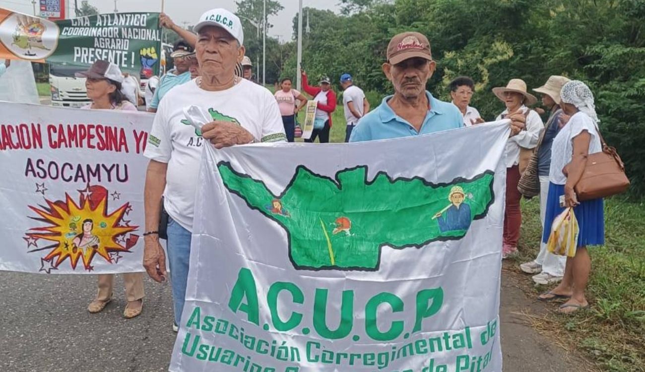 Bloqueos campesinos afectan vías del Atlántico