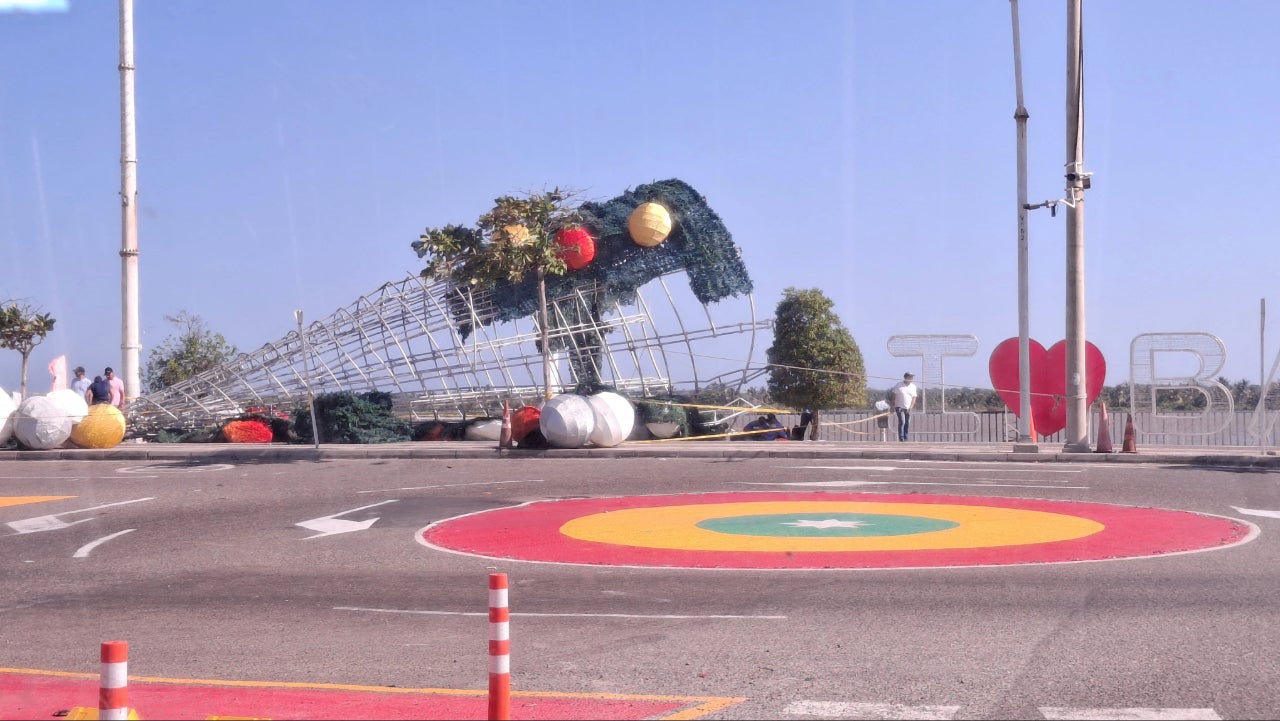 Fuertes vientos tumbaron árbol de Navidad de 7 metros en el Malecón del Río de Barranquilla