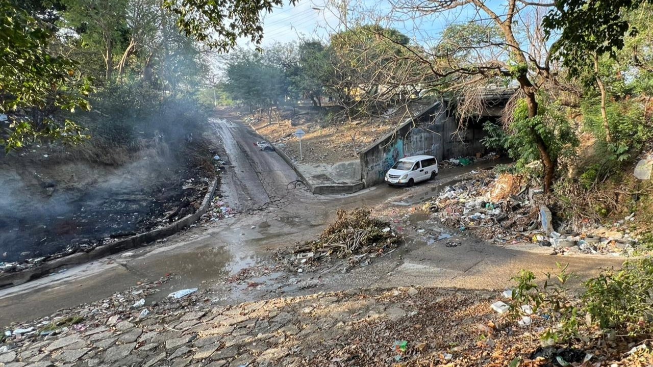 Habitantes de Las Moras denuncian quemas constantes en el arroyo El Salao y exigen intervención urgente