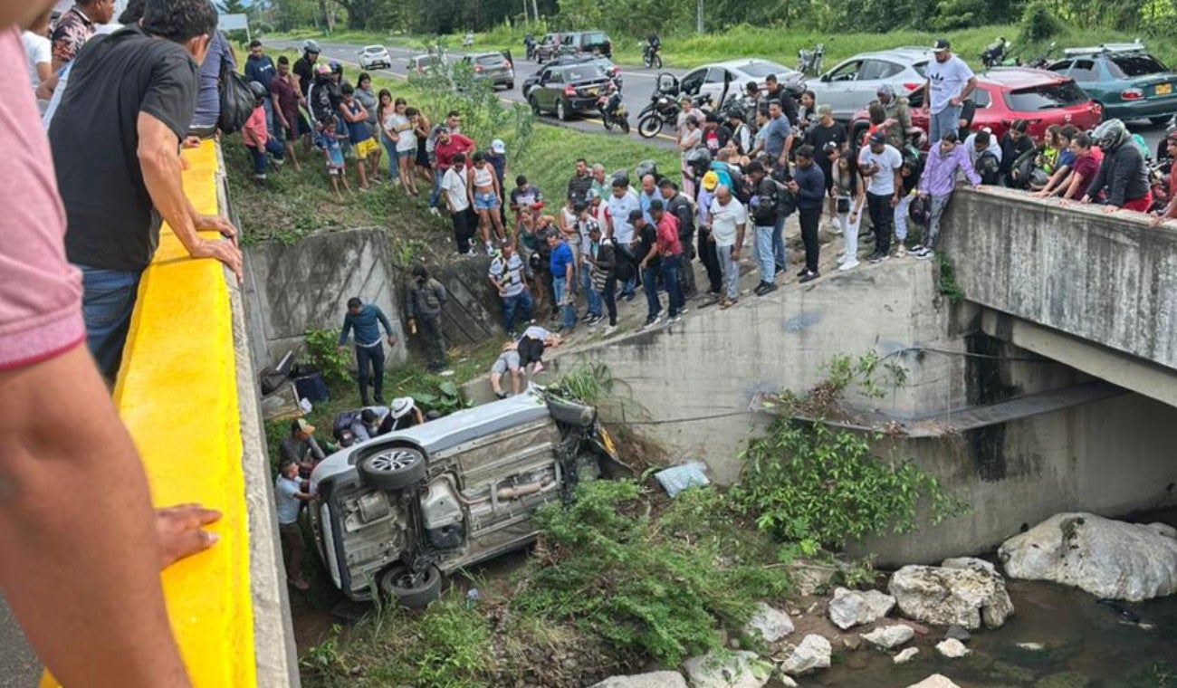 Cuatro ocupantes de un vehículo particular fallecieron tras caer desde un puente en la vía hacia el sector El Líbano; autoridades investigan las causas del siniestro vial ocurrido en zona rural del sur del Cesar.