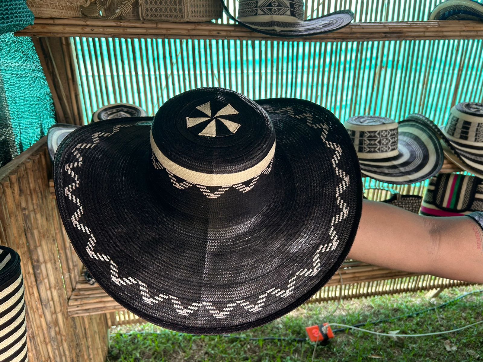 Sombrero que lleva por nombre: Omar Geles.