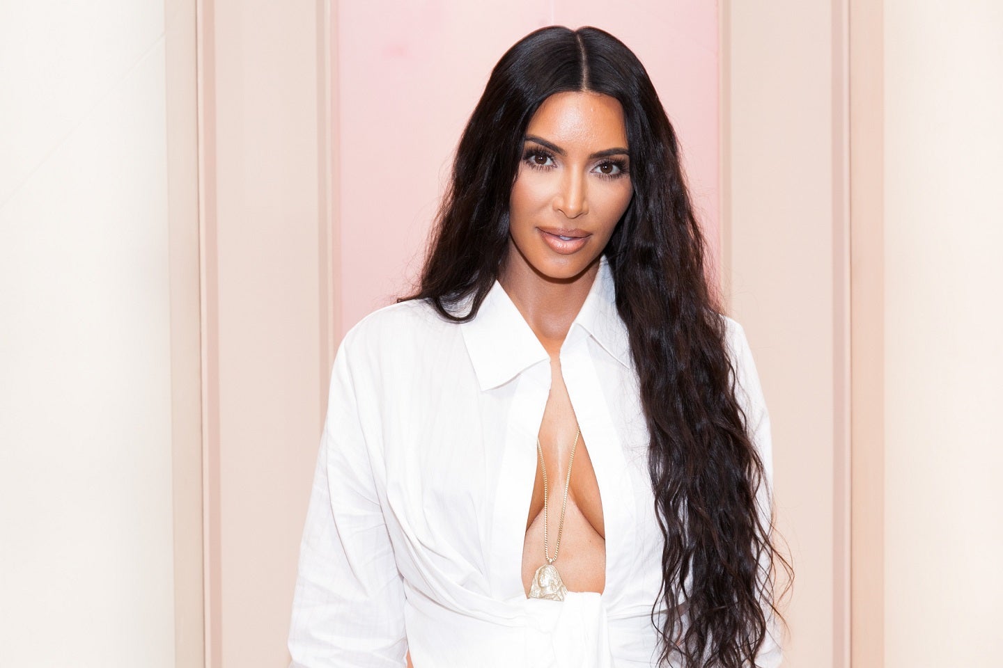 Kim Kardashian gana millonaria cifra con su nueva línea de perfumes