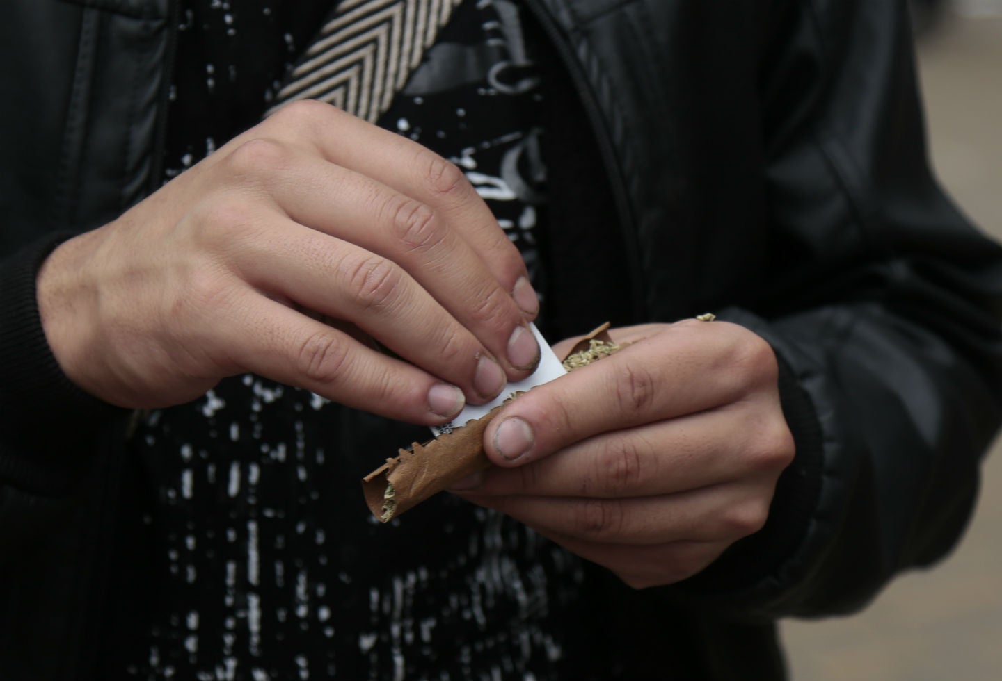 La marihuana es la sustancia más consumida por la población escolar en Colombia con una cifra del 7%, siendo el promedio de edad de inicio los 14 años.