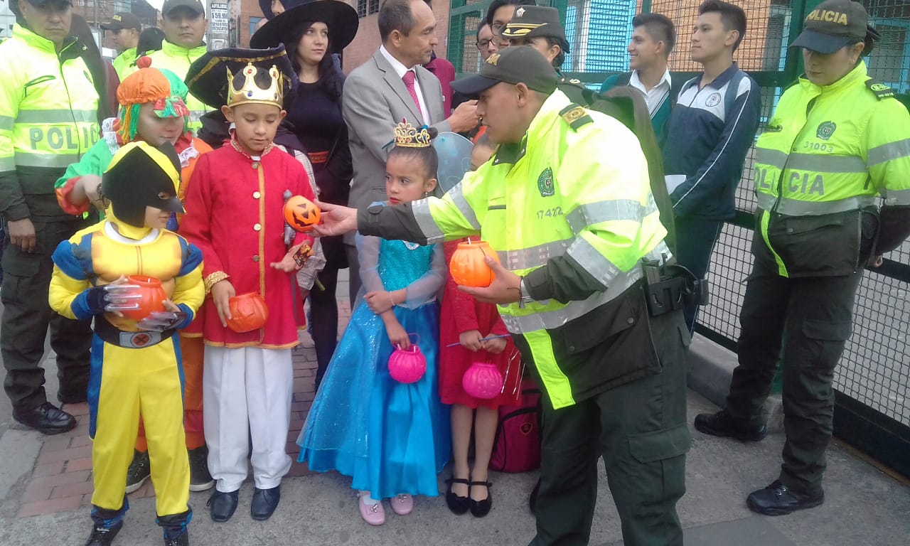 Niños reciben dulces en halloween