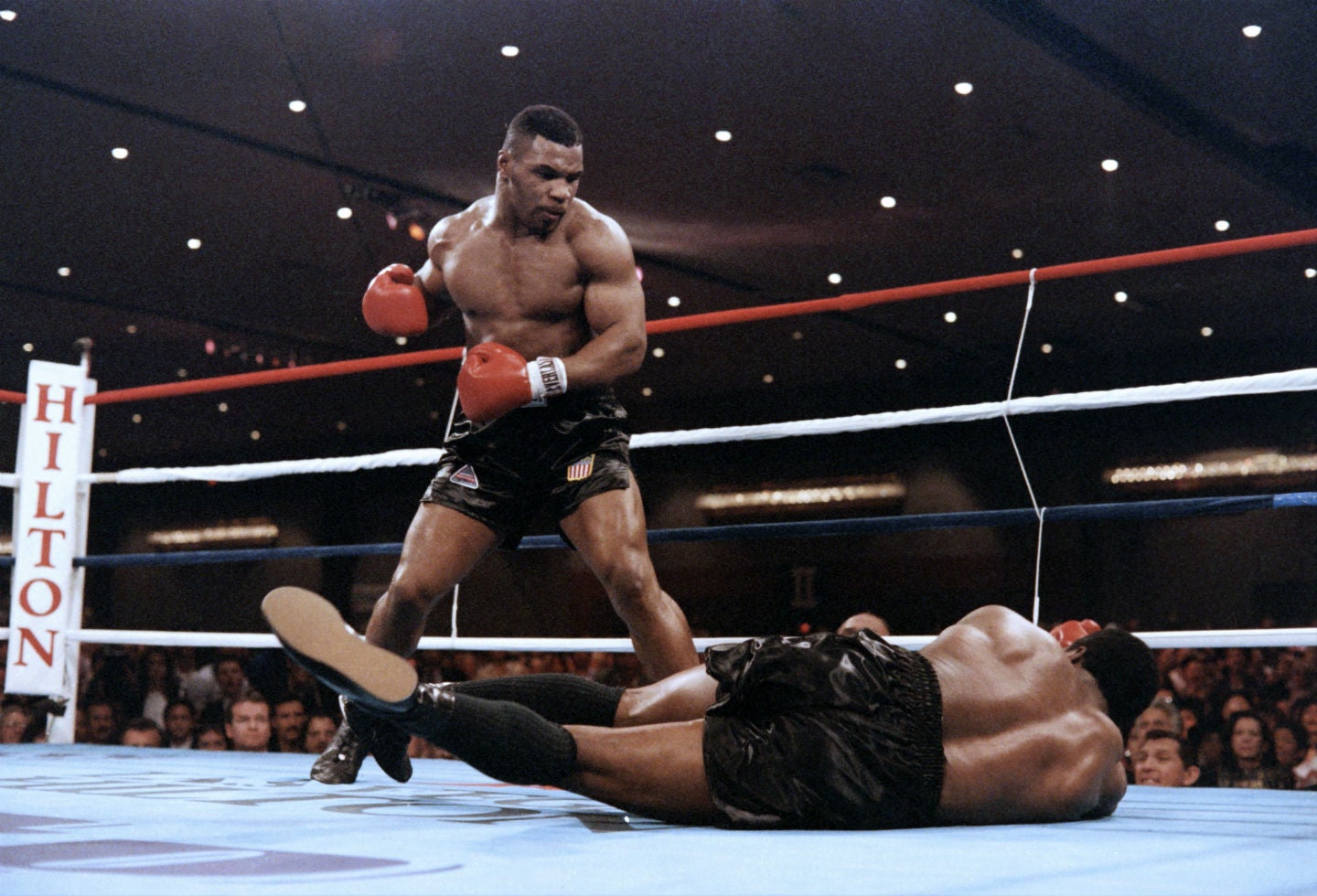 4. Mike Tyson. Nació el 30 de junio de 1966 en Brownsville, Nueva York (EE.UU.). Se retiró el 11 de junio de 2005. Tiene un récord de 50 victorias (44 nocauts), seis derrotas – dos combates nulos. Realizó nueve defensas.