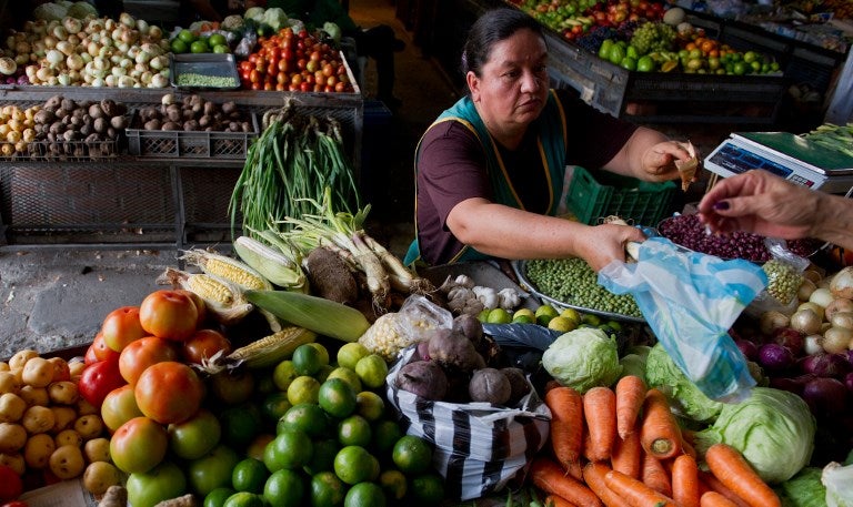 Mercado en Colombia y el IVA en la canasta familiar