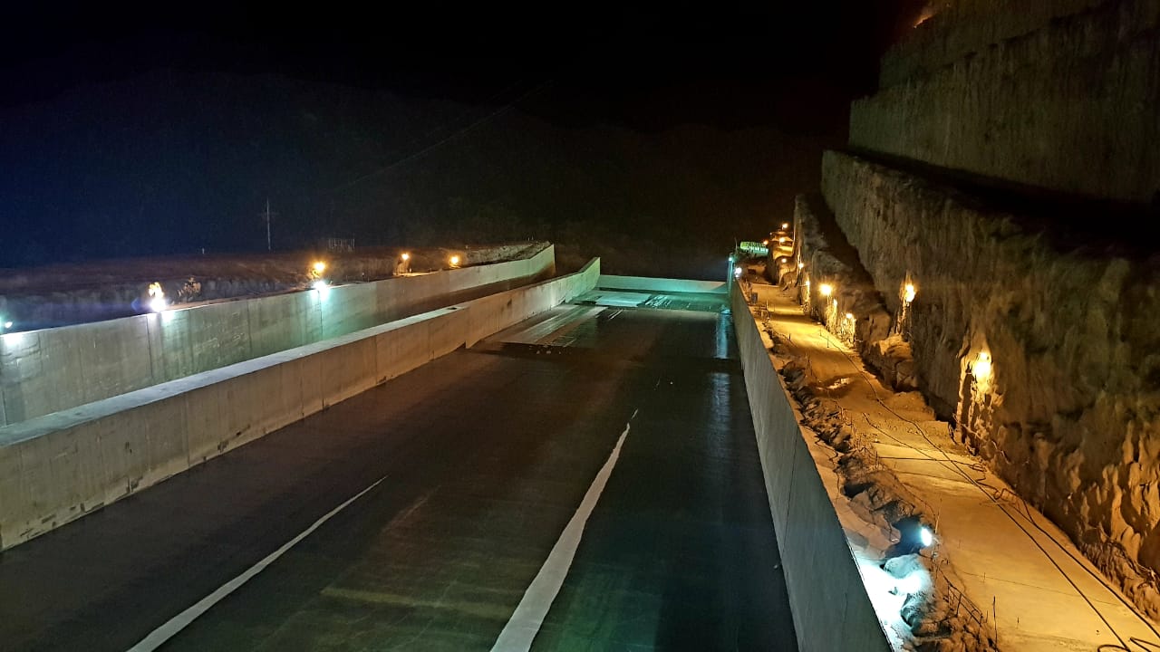 Vertedero de Hidroituango descarga agua al río Cauca.