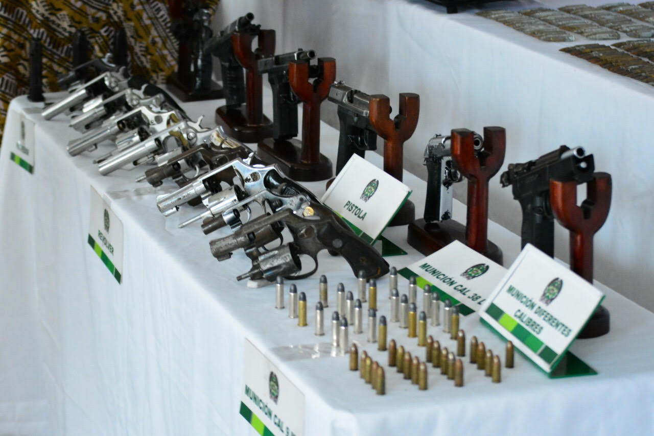 Las autoridades se incautaron 19 armas de fuego, entre fusiles y pistolas.