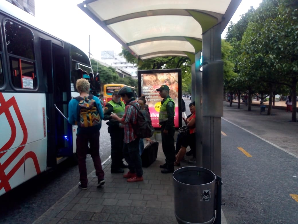 Delincuentes le robaron la pistola a un policía durante una requisa en Medellín