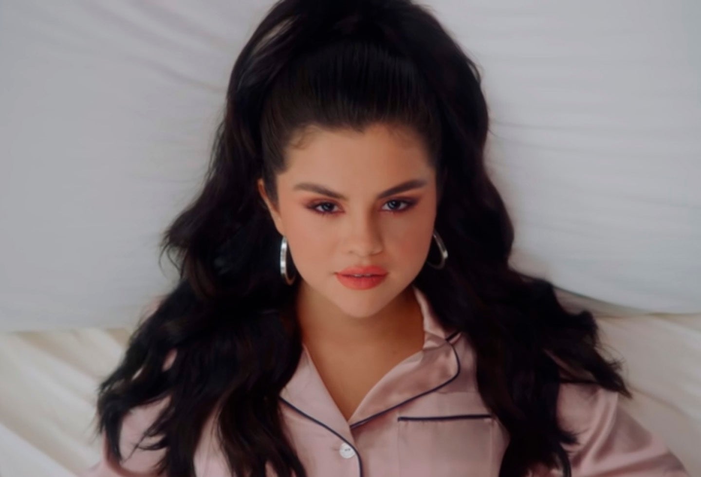 Los artistas estrenaron su nuevo tema, el cual contiene una combinación de líneas en inglés y español.