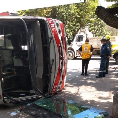 Ocho personas heridas dejó el volcamiento de un bus en Medellín