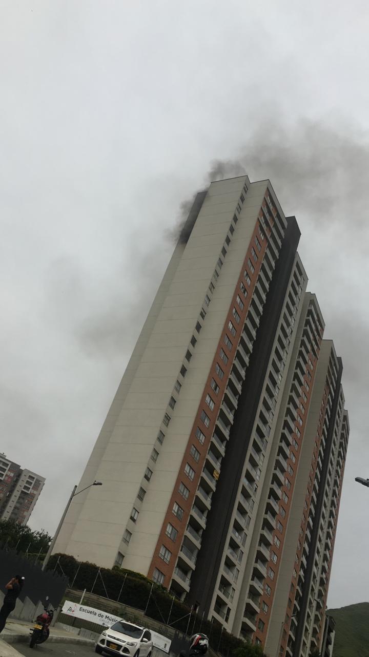 Una persona herida dejó incendio en apartamento de La Loma de los Bernal