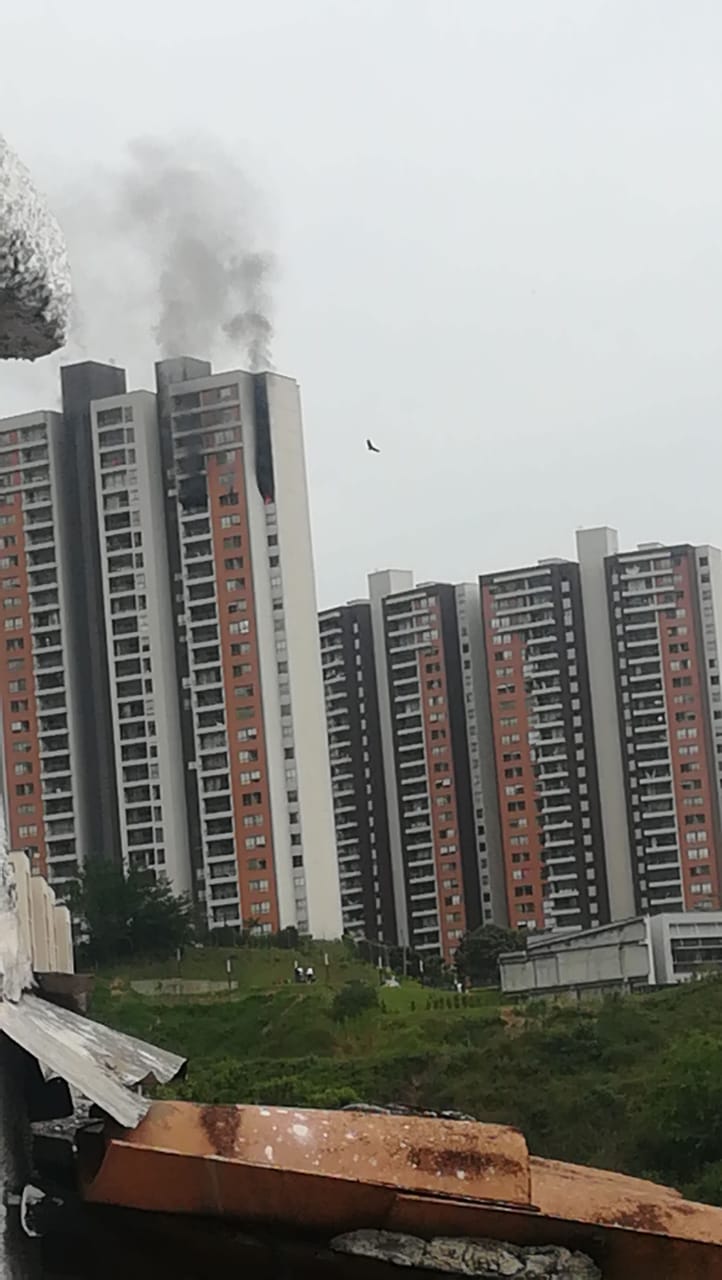 Una persona herida dejó incendio en apartamento de La Loma de los Bernal