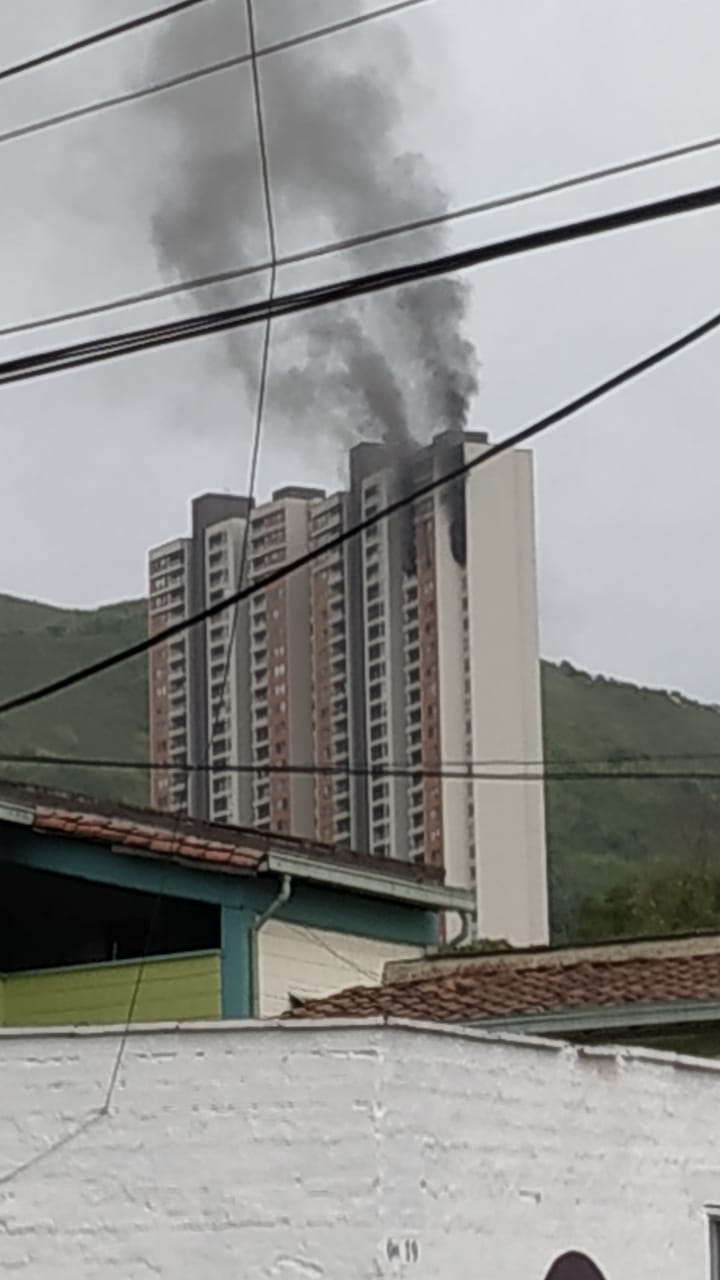 Una persona herida dejó incendio en apartamento de La Loma de los Bernal
