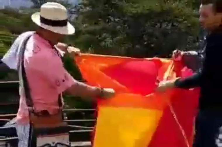 Multan a ciudadano que quitó la bandera del orgullo gay en Medellín