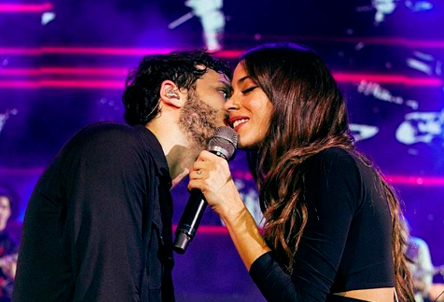 Los cantantes fueron captados dándose muestras de cariño durante un vuelo