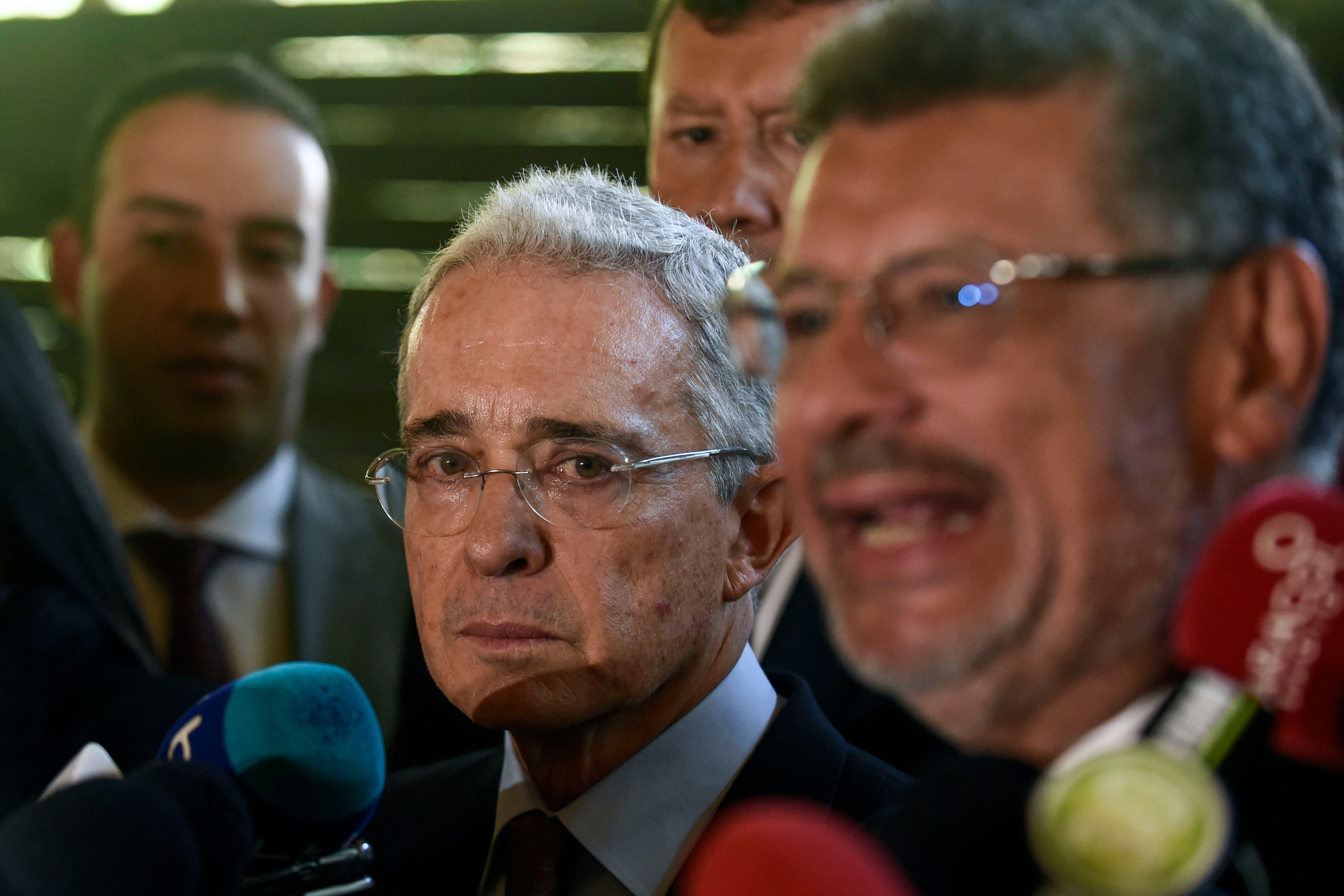 El exsenador Álvaro Uribe Vélez (c) y su abogado Jaime Granados (d).