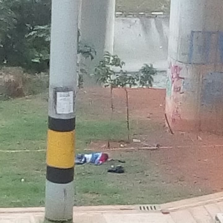 En terrible accidente, un motociclista falleció al caer al vacío en el puente de la Madre Laura en Medellín