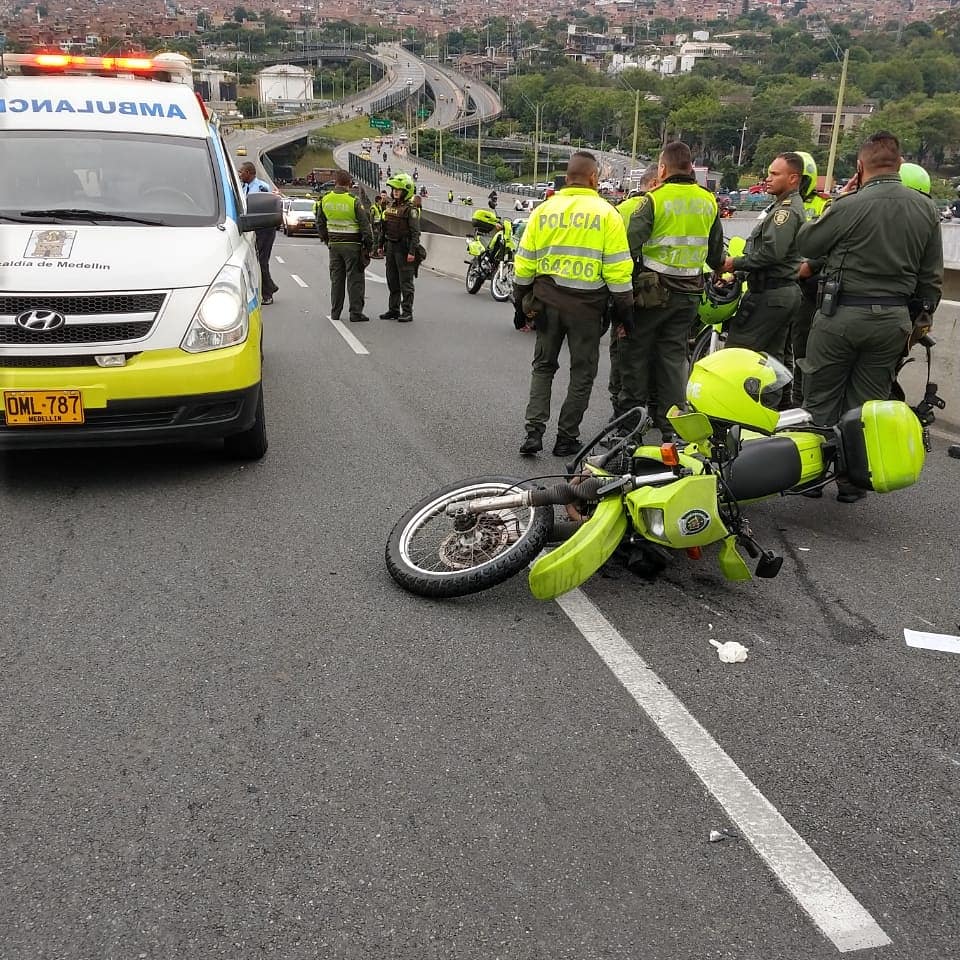 En terrible accidente, un motociclista falleció al caer al vacío en el puente de la Madre Laura en Medellín