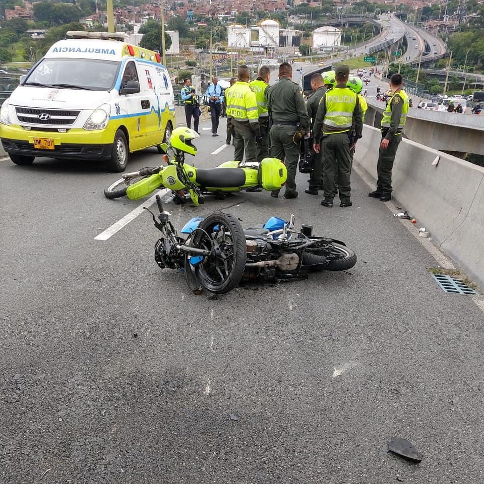En terrible accidente, un motociclista falleció al caer al vacío en el puente de la Madre Laura en Medellín
