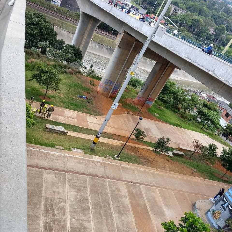 En terrible accidente, un motociclista falleció al caer al vacío en el puente de la Madre Laura en Medellín