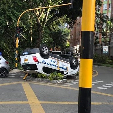 Choque entre un vehículo de enseñanza y una ambulancia dejó una persona lesionada en Envigado