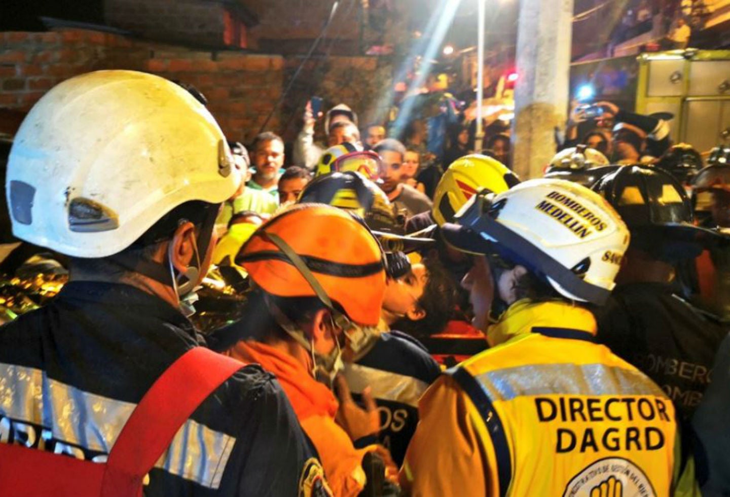 Niña rescatada con vida tras colapso de vivienda en Medellín