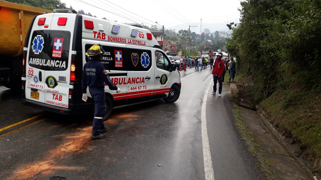 Dos personas muertas y dos heridas, dejó un aparatoso accidente de tránsito, en la vía que comunica