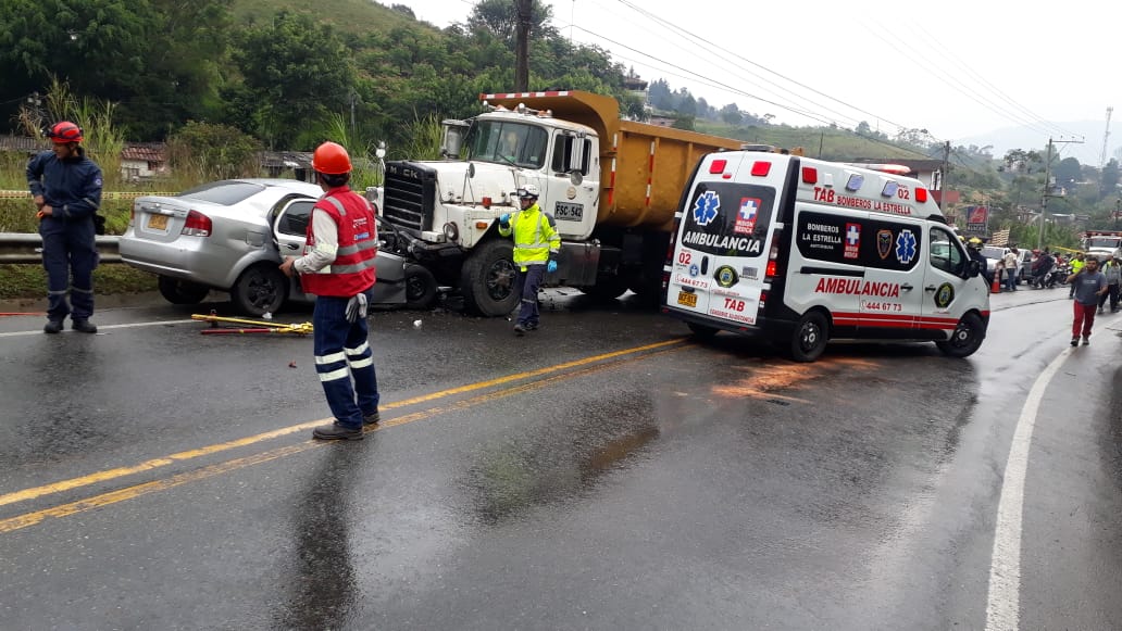 Dos personas muertas y dos heridas, dejó un aparatoso accidente de tránsito, en la vía que comunica
