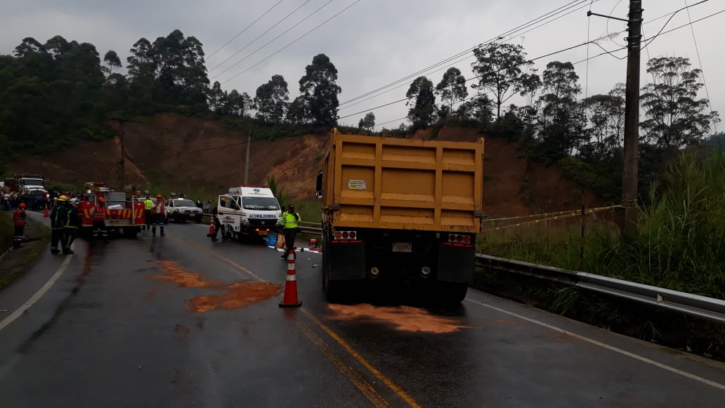Dos personas muertas y dos heridas, dejó un aparatoso accidente de tránsito, en la vía que comunica